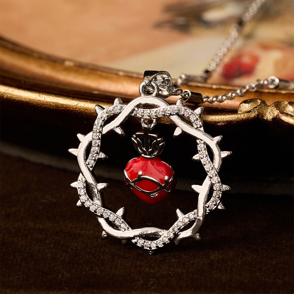 Collar bicolor con el Sagrado Corazón rodeado de espinas: Emblema del amor divino