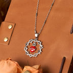 Collar bicolor con el Sagrado Corazón rodeado de espinas: Emblema del amor divino