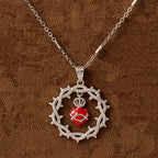 Collar bicolor con el Sagrado Corazón rodeado de espinas: Emblema del amor divino