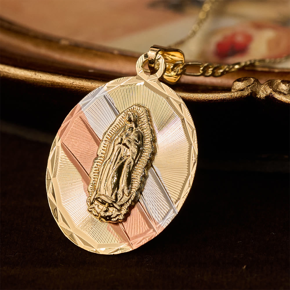 Collar con medallón ovalado de la Virgen María radiante de cuatro estilos: una muestra de bendición celestial