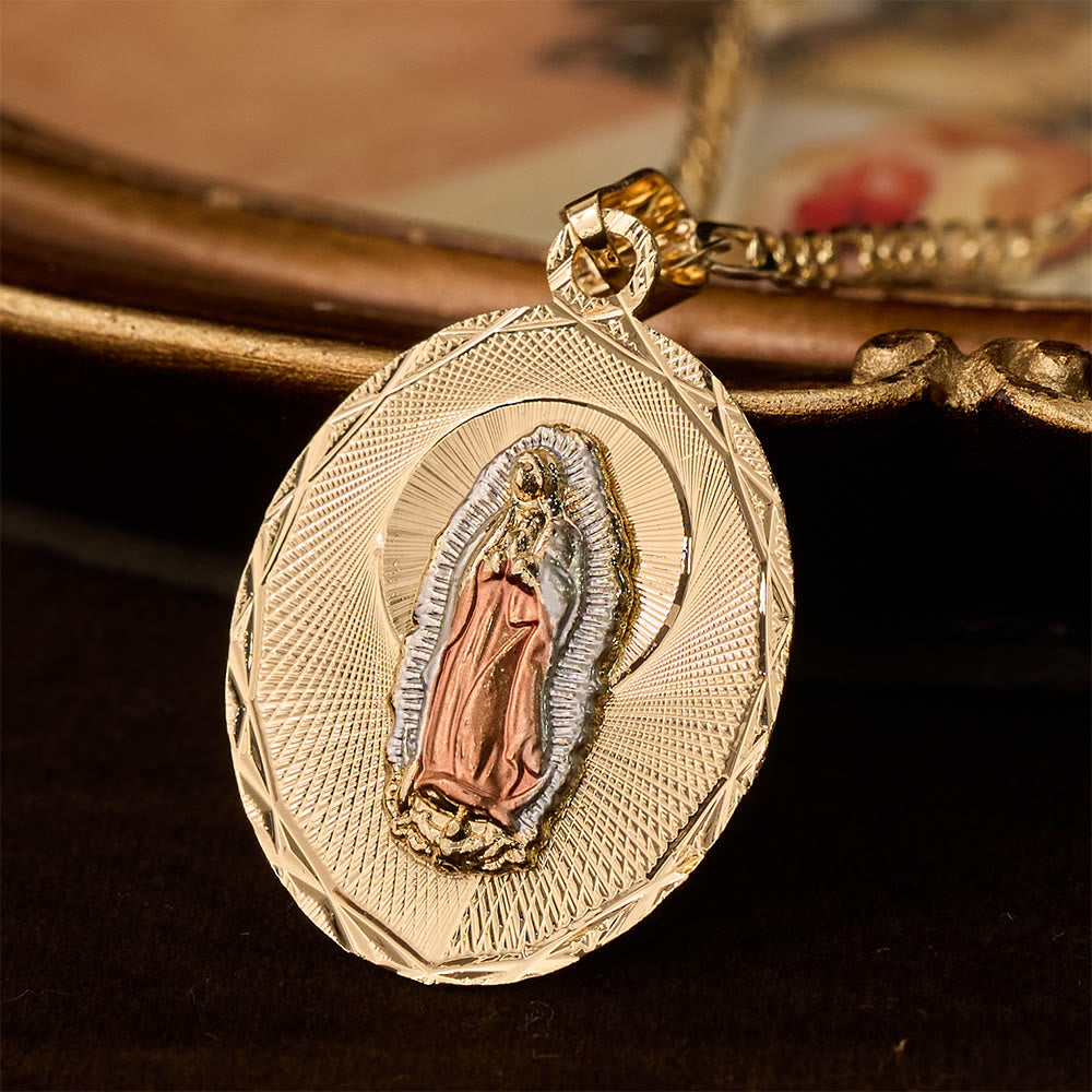Collar con medallón ovalado de la Virgen María radiante de cuatro estilos: una muestra de bendición celestial
