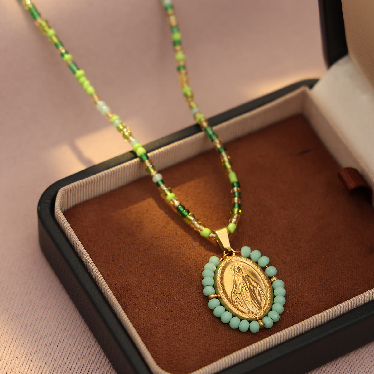 Collar con medalla de la Virgen con borde de cuentas: Emblema de devoción mariana