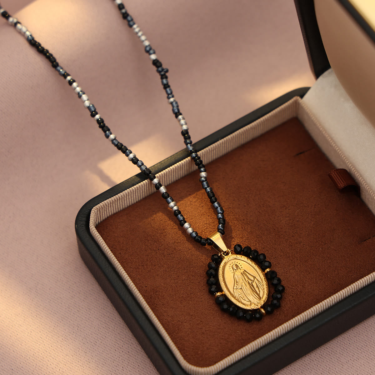 Collar con medalla de la Virgen con borde de cuentas: Emblema de devoción mariana
