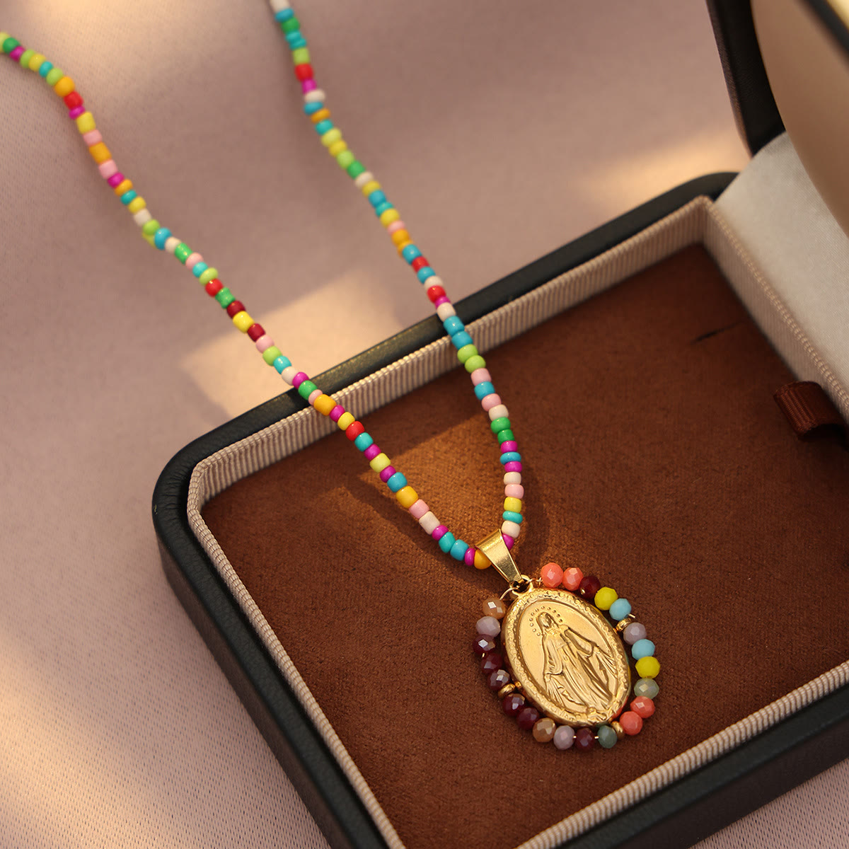 Collar con medalla de la Virgen con borde de cuentas: Emblema de devoción mariana