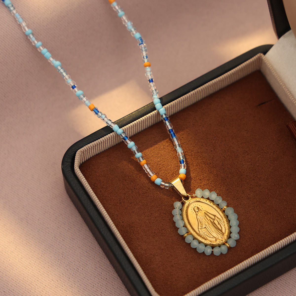 Collar con medalla de la Virgen con borde de cuentas: Emblema de devoción mariana