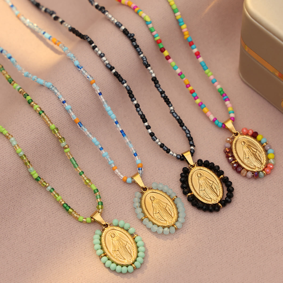 Collar con medalla de la Virgen con borde de cuentas: Emblema de devoción mariana