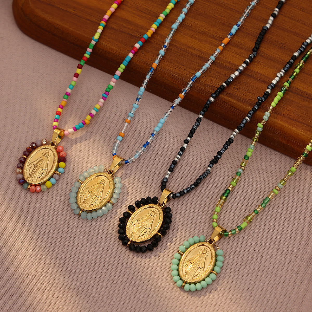 Collar con medalla de la Virgen con borde de cuentas: Emblema de devoción mariana