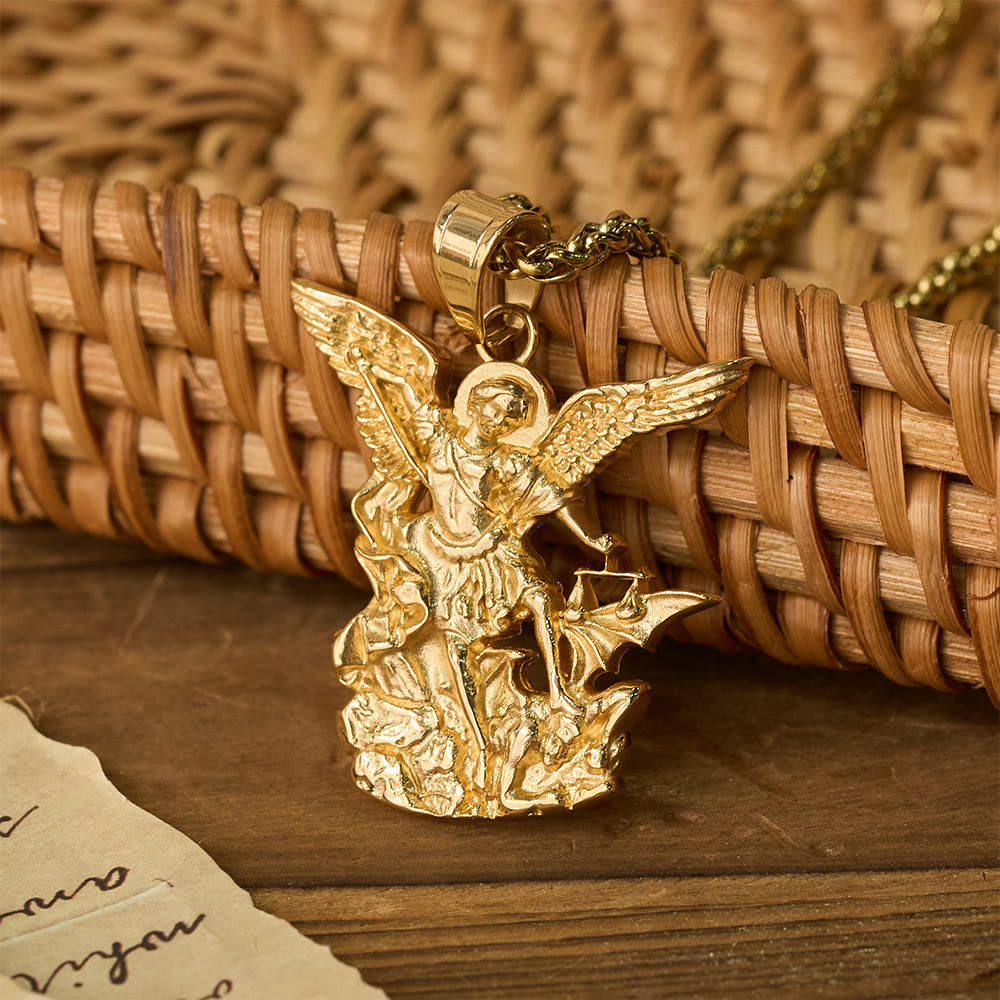 Collar con colgante de San Miguel Arcángel bicolor: Emblema de protección divina
