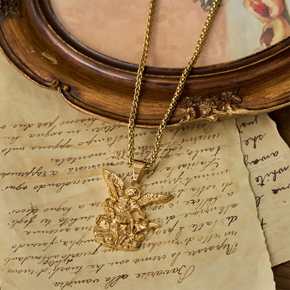 Collar con colgante de San Miguel Arcángel bicolor: Emblema de protección divina