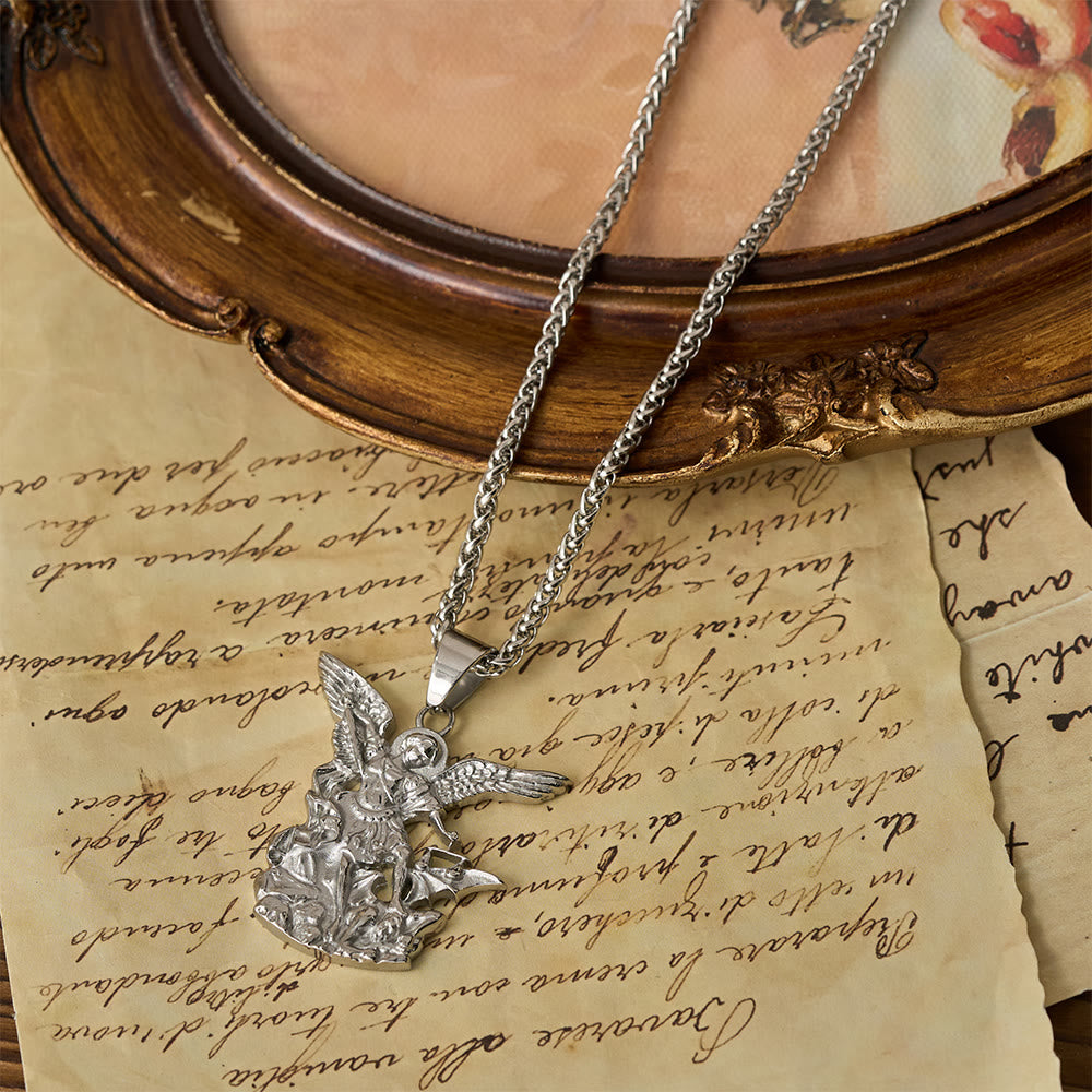 Collar con colgante de San Miguel Arcángel bicolor: Emblema de protección divina