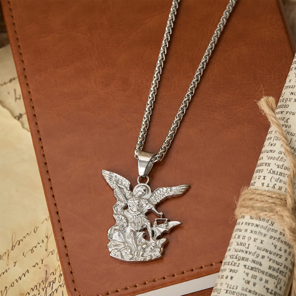 Collar con colgante de San Miguel Arcángel bicolor: Emblema de protección divina