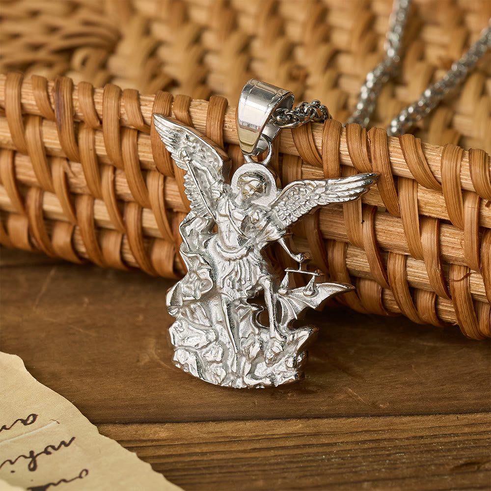 Collar con colgante de San Miguel Arcángel bicolor: Emblema de protección divina