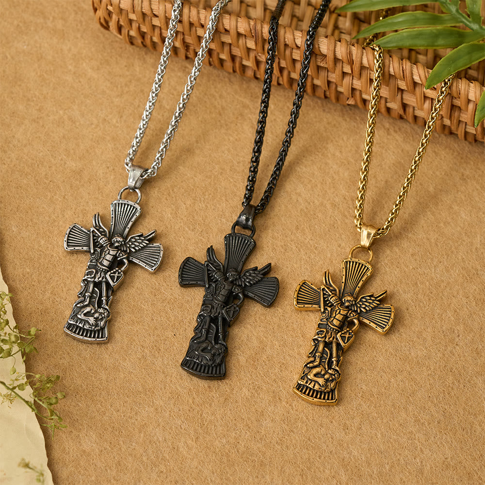 Colgante de cruz de San Miguel Arcángel derrotando a Satanás: Emblema de protección divina