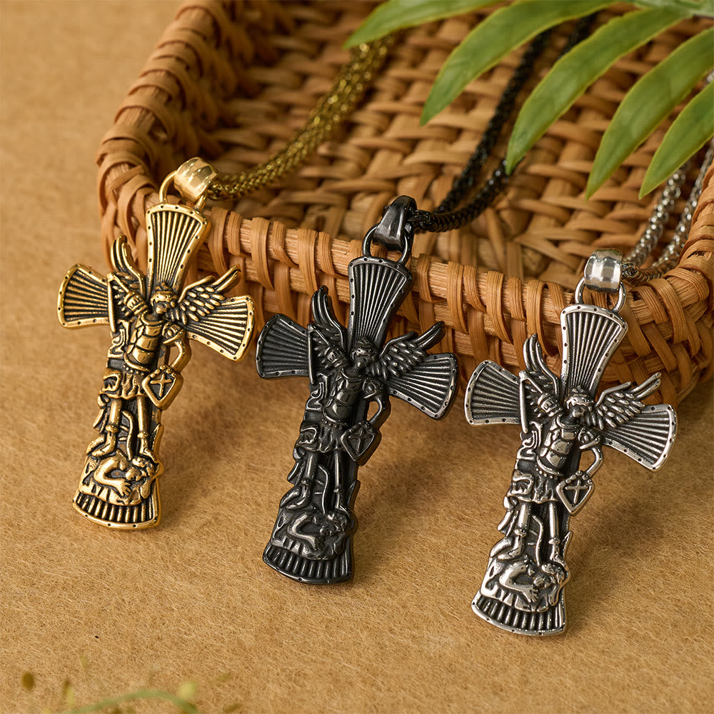 Colgante de cruz de San Miguel Arcángel derrotando a Satanás: Emblema de protección divina