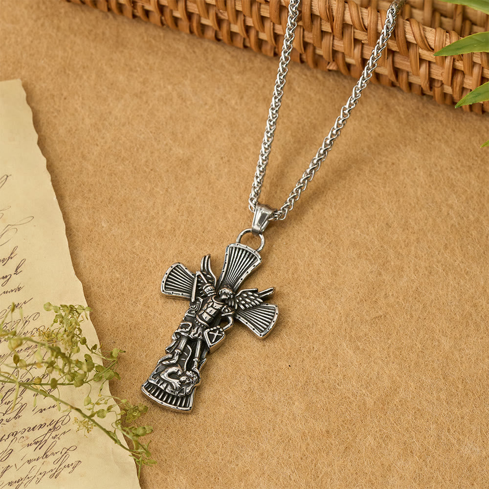 Colgante de cruz de San Miguel Arcángel derrotando a Satanás: Emblema de protección divina