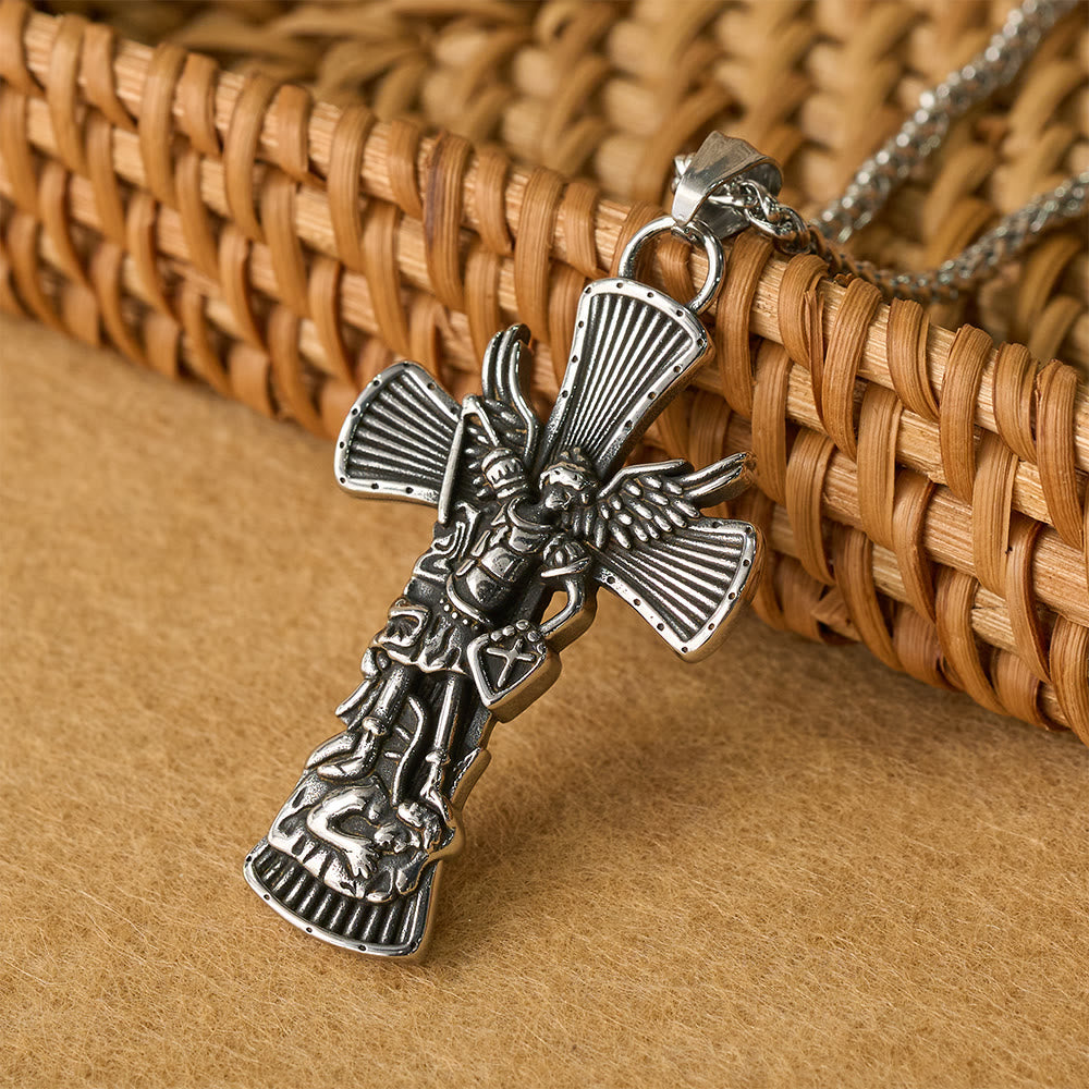 Colgante de cruz de San Miguel Arcángel derrotando a Satanás: Emblema de protección divina