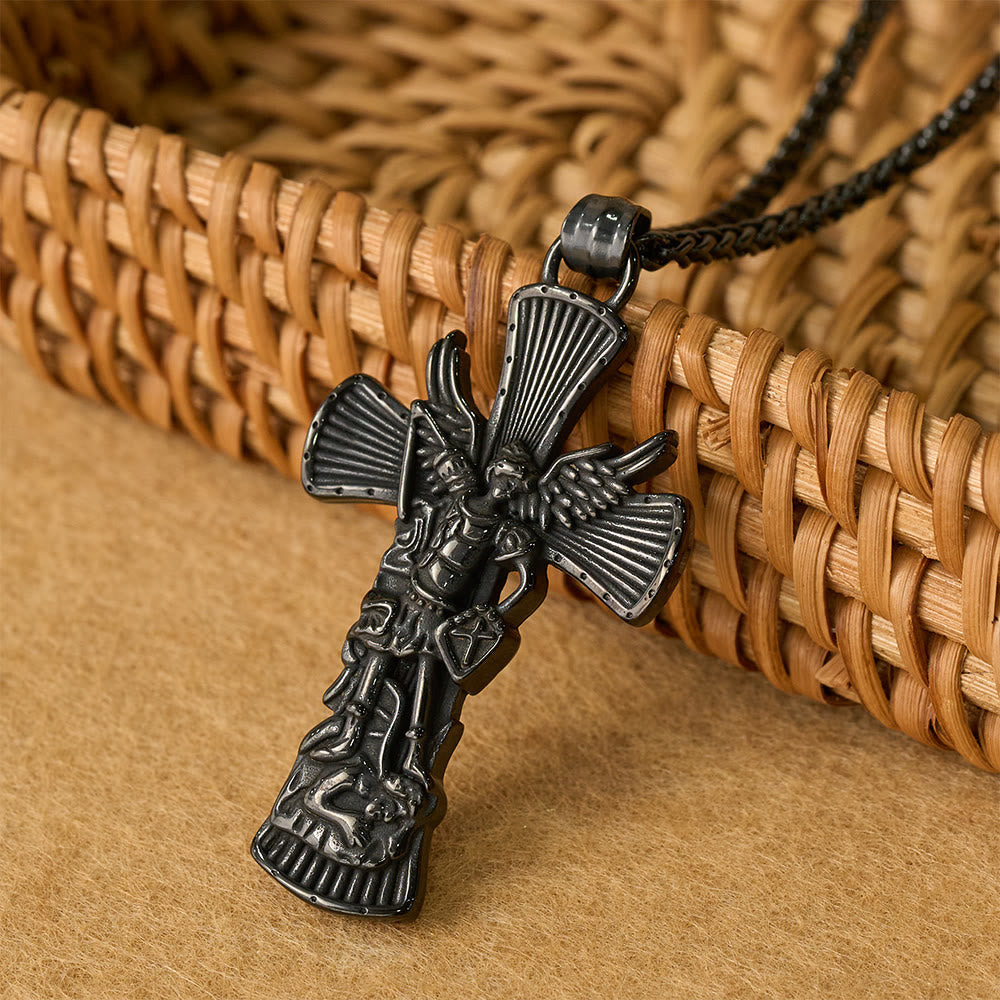 Colgante de cruz de San Miguel Arcángel derrotando a Satanás: Emblema de protección divina