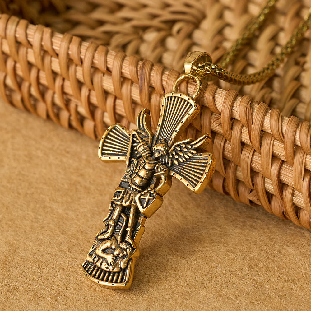 Colgante de cruz de San Miguel Arcángel derrotando a Satanás: Emblema de protección divina