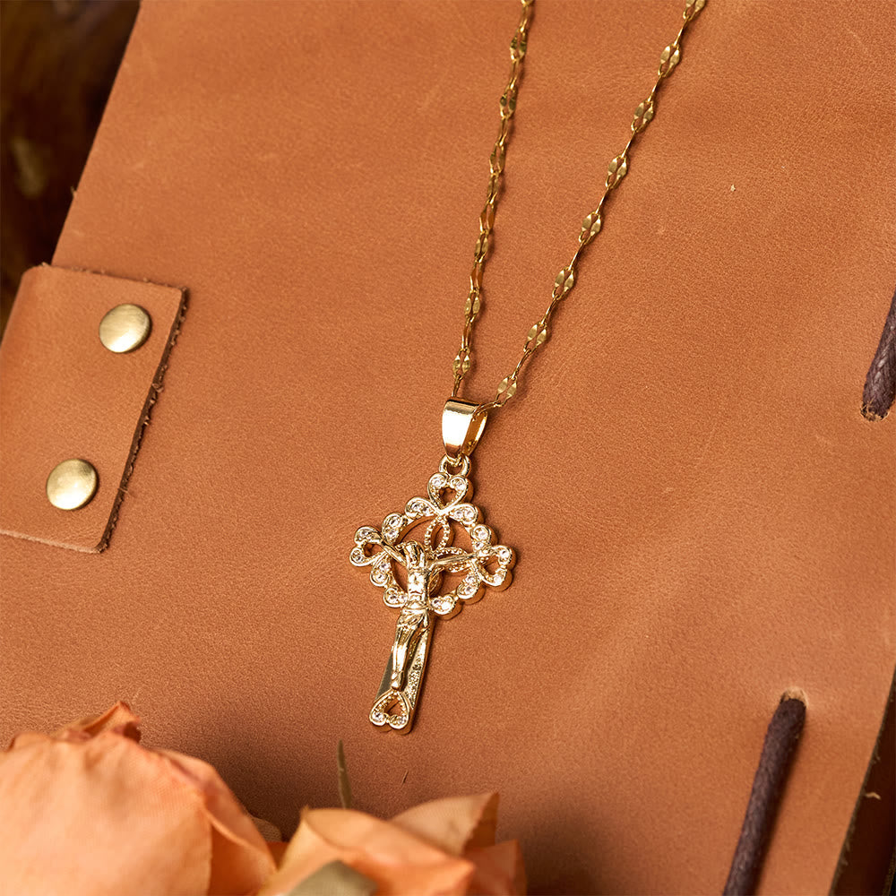 Collar con colgante de llave y crucifijo incrustado de circonitas: Emblema de gracia redentora y fe