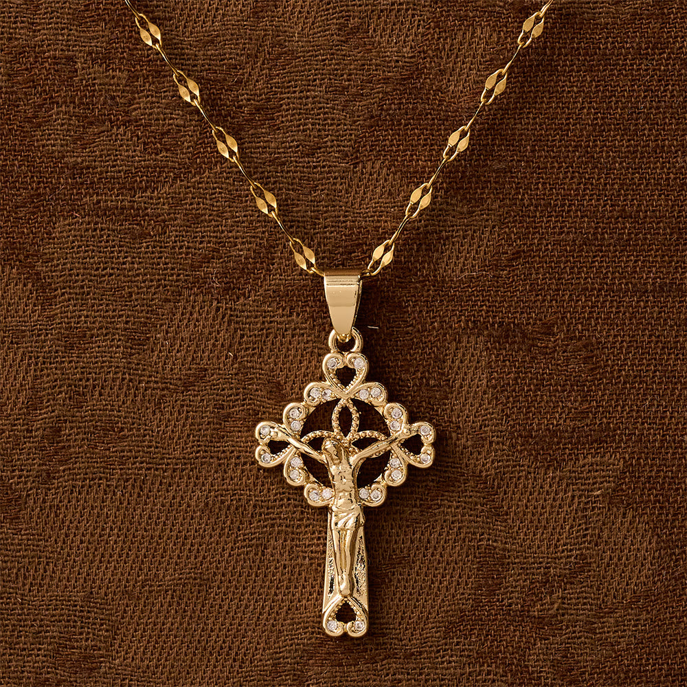 Collar con colgante de llave y crucifijo incrustado de circonitas: Emblema de gracia redentora y fe