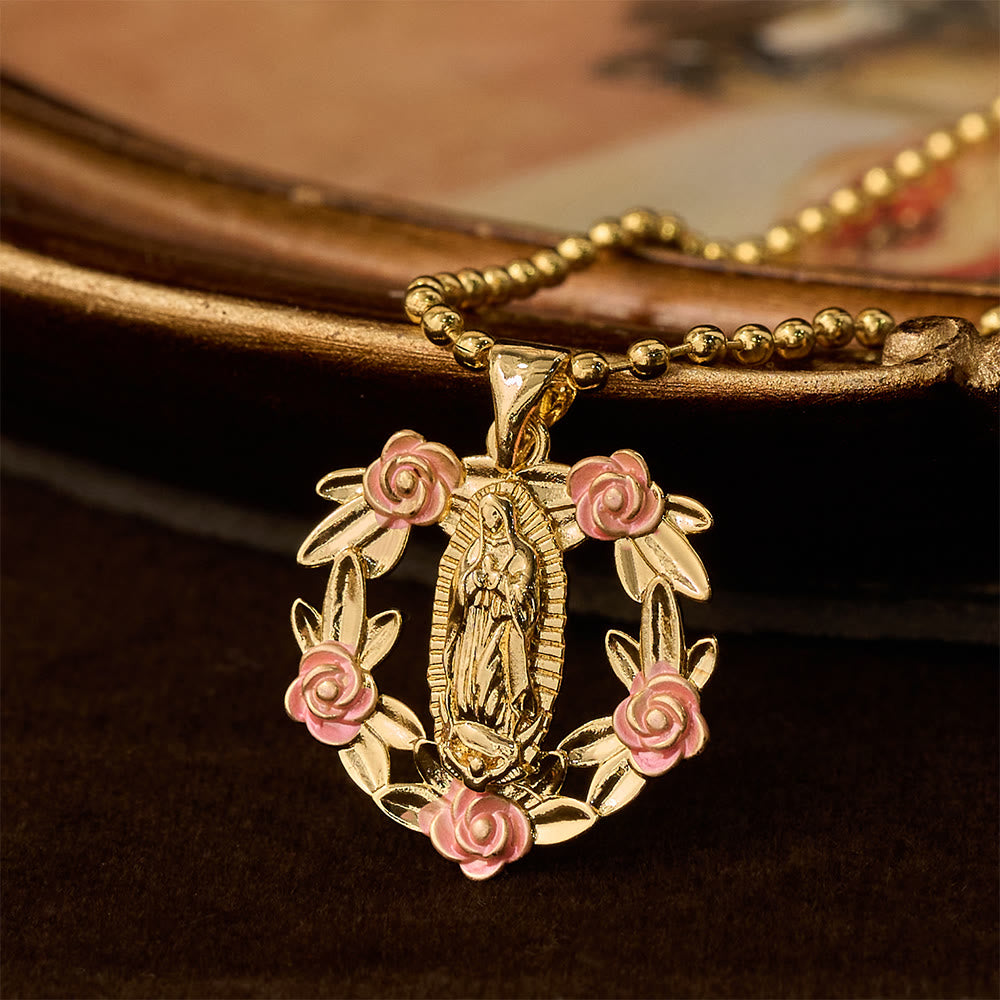 Conjunto de collar de fe con la Virgen ornamentada y cruz alada: Emblema de protección espiritual