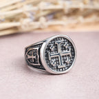 Anillo de sello redondo y cuadrado con Cruz de Jerusalén: Emblema de la unidad de la fe
