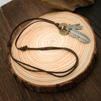Collar de cuero con colgante de cruz de pluma