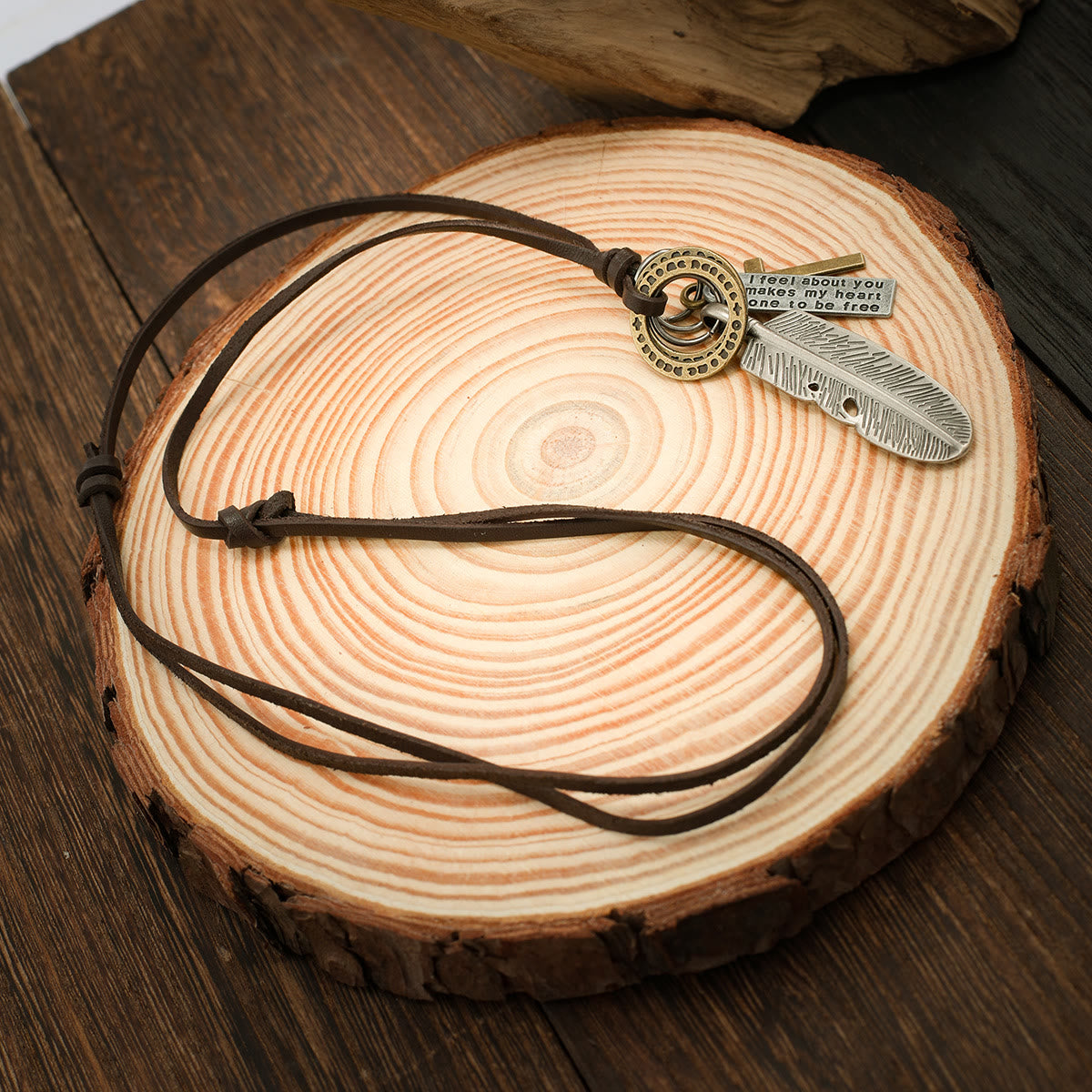Collar de cuero con colgante de cruz de pluma