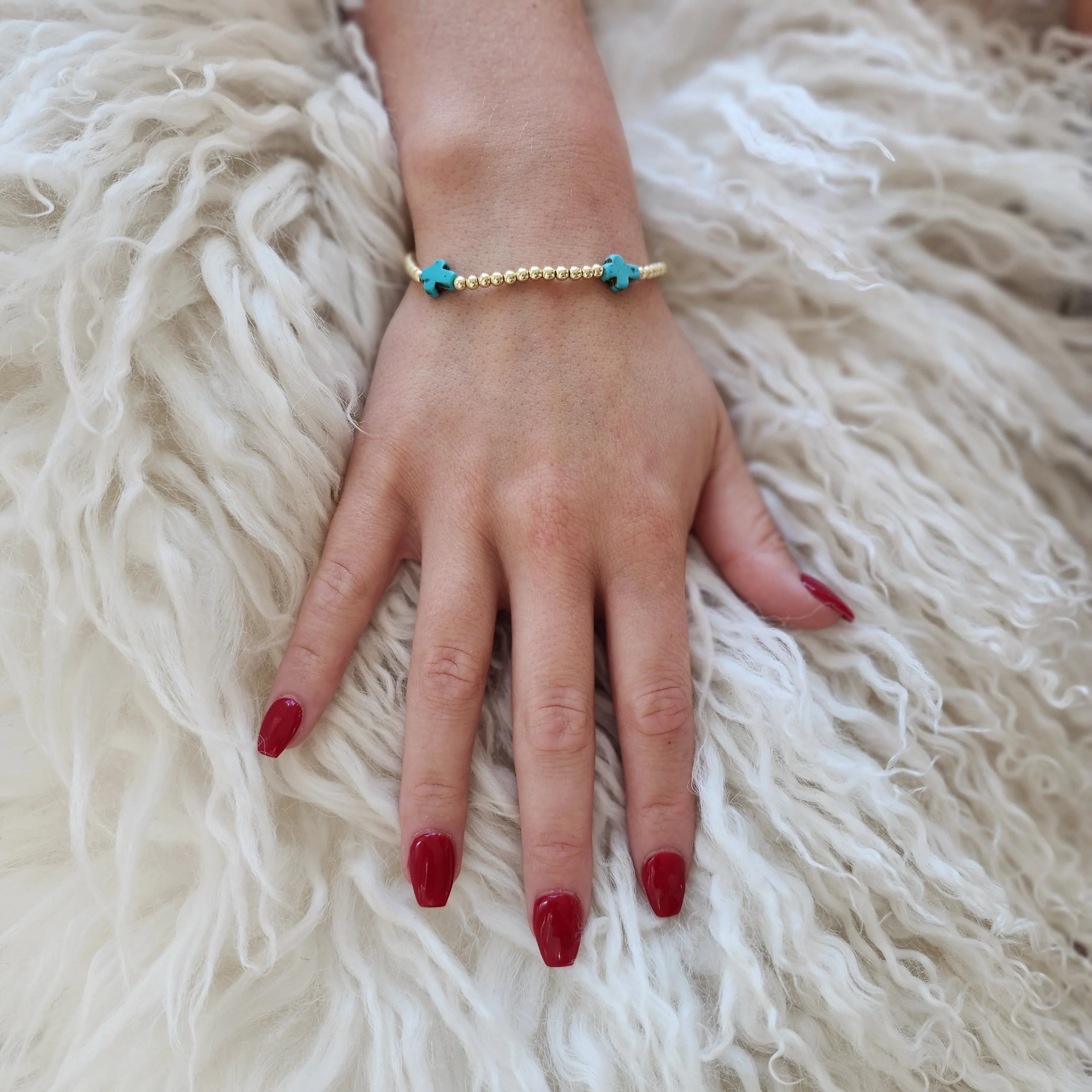 Pulsera de turquesas de diseño original con cuentas de cruz