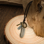 Collar de cuero con colgante de cruz de pluma