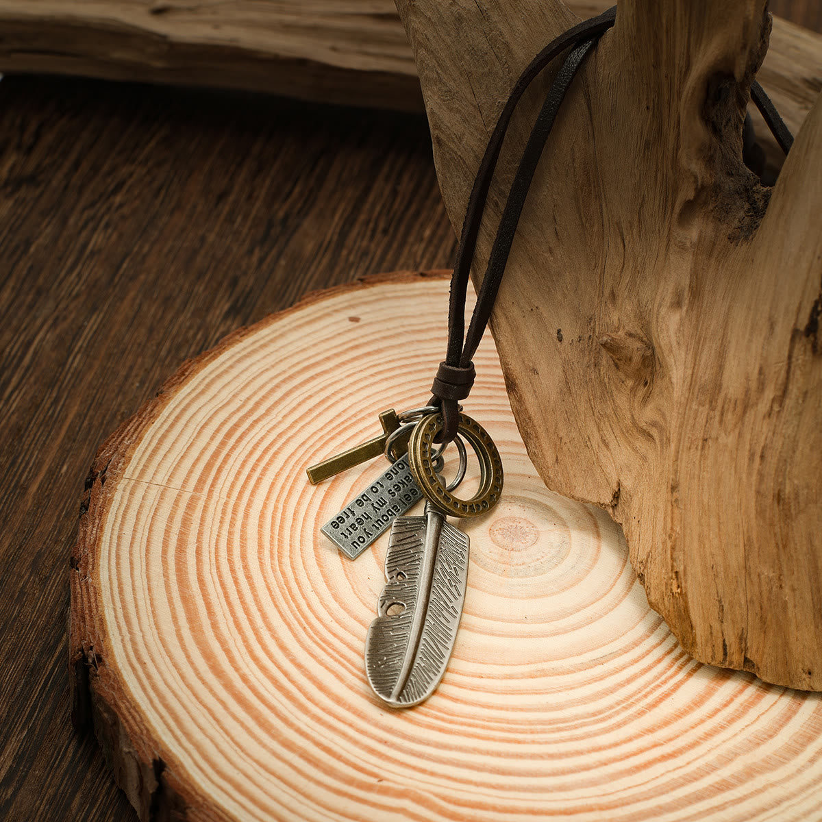 Collar de cuero con colgante de cruz de pluma