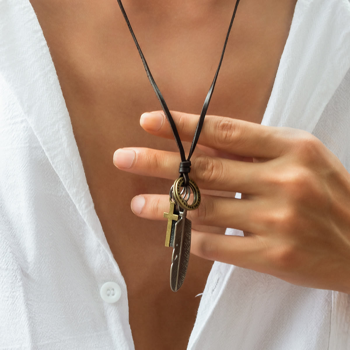 Collar de cuero con colgante de cruz de pluma